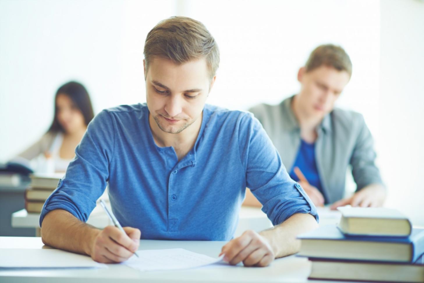 Profesionales trabajando en estrategias financieras